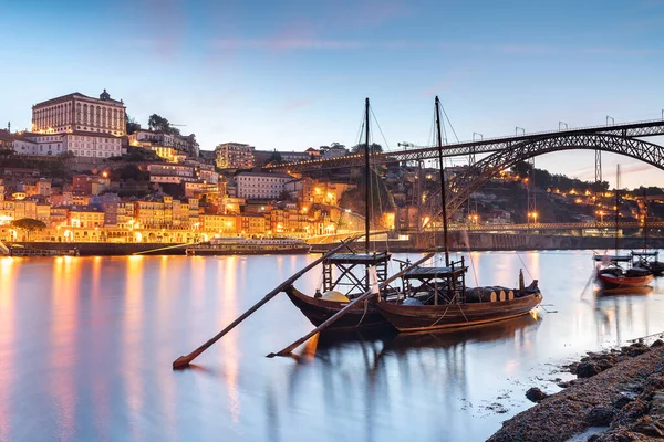 Oporto şehrinin panoramik manzarası ve Portekiz 'deki Douro nehri