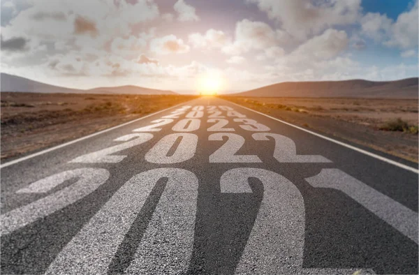 2021, 2022, 2023, 2024 ve 2025 yılları ile çöl manzarası yolda beyaza boyanmış.