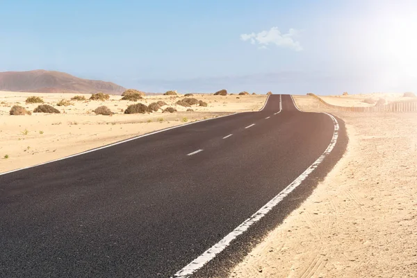 Pouštní Cesta Která Prochází Dunami Přírodního Parku Corralejo Oblasti Fuerteventura — Stock fotografie