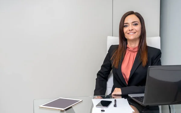 Beyaz bir geçmişi olan yönetici kadın portresi 