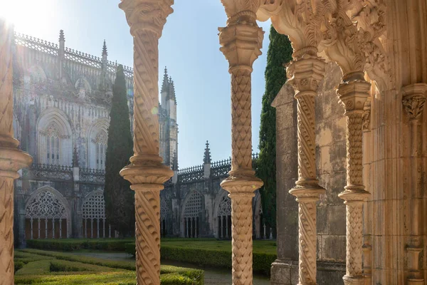 バタハ修道院の回廊にある太陽の光のアーチの柱 Batalha Portugal — ストック写真