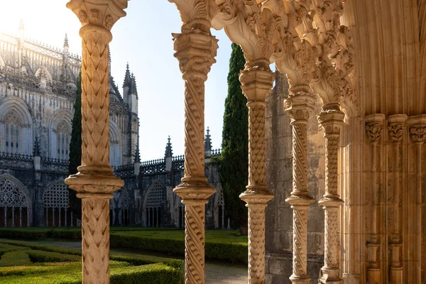 バタハ修道院の回廊にある太陽の光のアーチの柱 Batalha Portugal — ストック写真