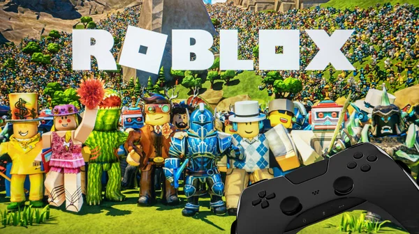 Um Smartphone Com O Logotipo Roblox Na Tela Na Pilha Dos Gamepads