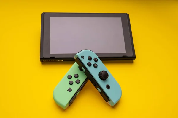 Nintendo Switch Wydanie Specjalne Żółte Tło — Zdjęcie stockowe