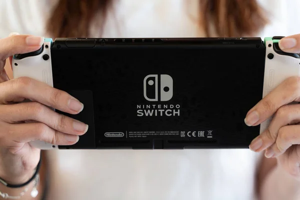 Genç kız evde Nintendo Switch ile oynuyor. Özel baskı. Seçici odaklanma.