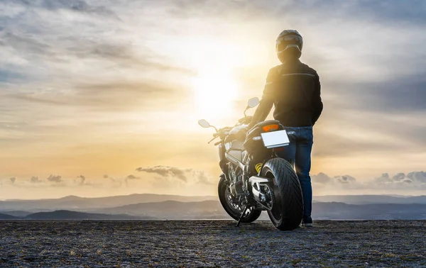 Motociclista Lado Motocicleta Observando Pôr Sol Espaço Cópia Imagens Royalty-Free