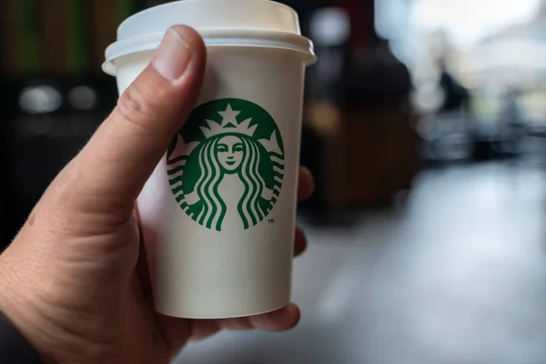 Man Hand Met Een Starbucks Koffiekop Rechtenvrije Stockfoto's