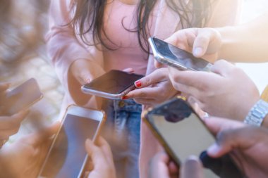 Akıllı telefon kullanan gençlerin kapatılması - Arkadaşların sosyal medya ağında akıllı telefonlu fotoğrafları paylaşması - Teknoloji kavramı ve cep telefonu kültürü - seçici odaklanma.