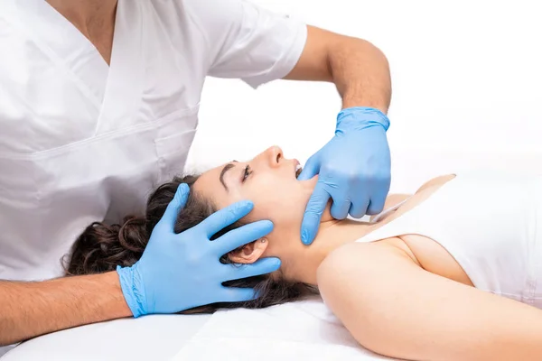Kraniosakral biyodinamik terapi gören hasta. Osteopati yönlendirmesi.