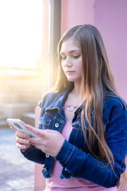 Kız akıllı telefondan mesaj yazar, çevrimiçi iletişimden hoşlanır, geri bildirim türleri - teknoloji kavramı