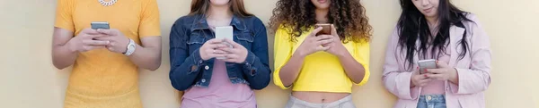 Multiracial Friends Group Using Smartphones Sharing Content Social Networks Technology — Foto de Stock