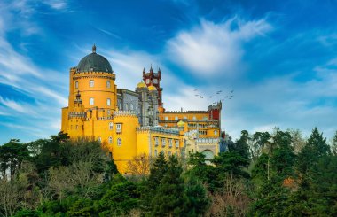 Portekiz 'deki Sintra Dağları ve Pena Sarayı manzarası