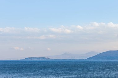 Ermenistan 'da Sevan Gölü' nün mavi suyu ve gökyüzü