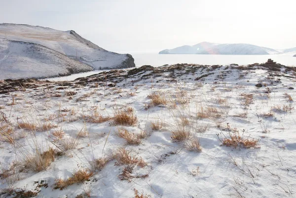 Gräs Och Snö Olkhons Kust Bajkalsjön Vinter Landskap — Stockfoto