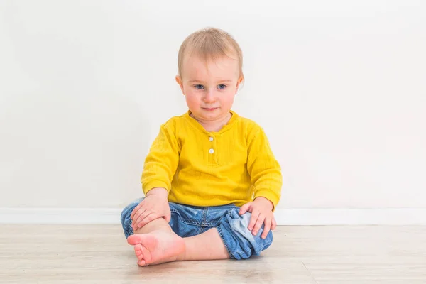 Ett Tre Månader Gammal Pojke Gula Kläder Sitter Vit Vägg — Stockfoto