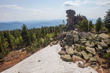 Zelenaya Dağı 'ndaki kalıntıların sütunlarının görüntüsü. Sheregesh, Rusya
