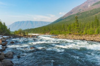 Hoisey Nehri. Putorana Platosu 'nda kutup günü, Taimyr, Rusya
