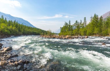 Hoisey Nehri. Putorana Platosu 'nda kutup günü, Taimyr, Rusya