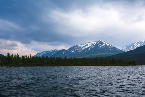 Putorana Platosu 'ndaki Lama Gölü, Taimyr. Rusya, Krasnoyarsk bölgesi