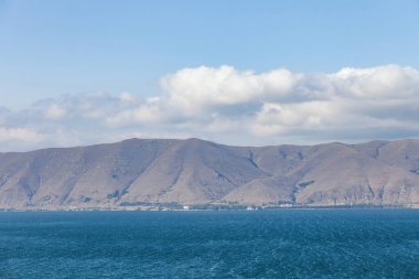 Ermenistan 'da Sevan Gölü' nün mavi suyu