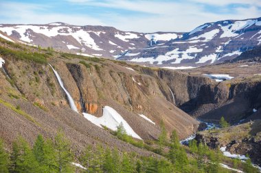 River Hoisey Vadisi 'ndeki şelaleler. Putorana Platosu 'nda kutup günü, Taimyr