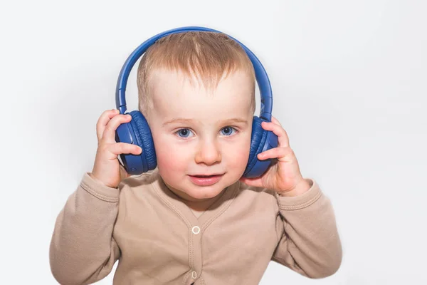 Criança Criança Ouve Música Menino Com Fones Ouvido — Fotografia de Stock