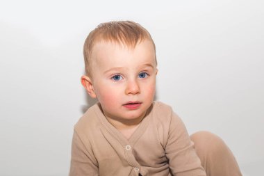 Beyaz arka planda bir buçuk yıllık erkek portresi