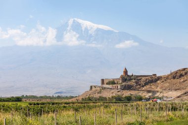 Arkaplanda Khor Virap manastırı ve Ararat Dağı, Ermenistan