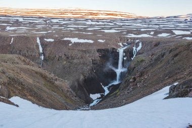Hikikal Nehri'nin ilk sağ kolu üzerinde 55 metrelik şelale, Putorana Yaylası, Taimyr. Rusya, Sibirya