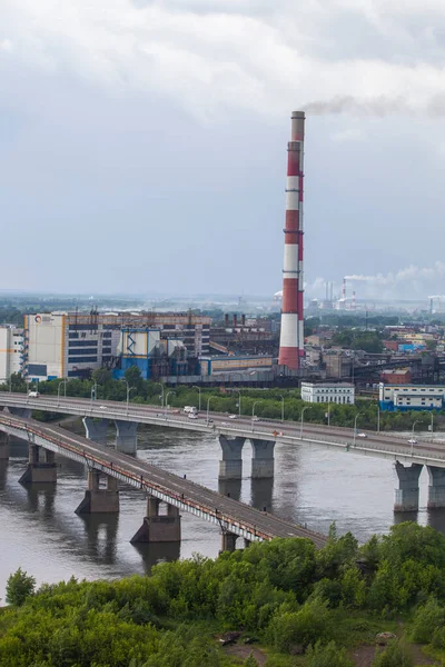 Eski ve yeni Kuznetsky köprüleri, kuzbassenergo ve Tom nehri manzarası. Rusya 'nın Kemerovo kenti