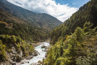 Bidh Koshi nehir vadisi, Nepal. Phungi Thenga 'daki köprüden görüntü