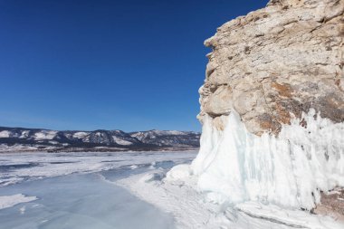Baykal Gölü, Oltrek Adası. Kış güneşli manzara