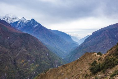 Himalayalar Namche Bazar köyünün yakınındaki dağları görüyor. Nepal 'de. Everest ana kampına giderken..