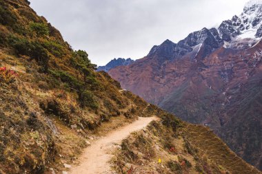 Himalaya dağları Everest ana kampına gidiyor. Nepal. 