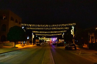 2021 'de Hayfa şehrinde bayram sırasında farklı dekorasyon ve noel ağaçları.