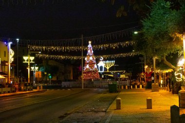 2021 'de Hayfa şehrinde bayram sırasında farklı dekorasyon ve noel ağaçları.