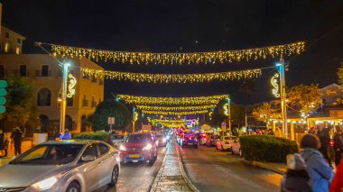 2021 'de Hayfa şehrinde bayram sırasında farklı dekorasyon ve noel ağaçları.