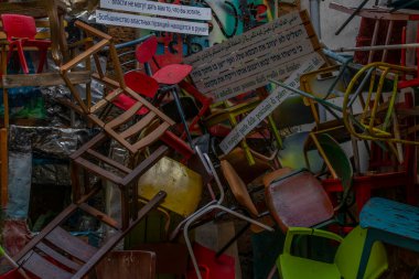 Eski Akko şeridinde çeşitli ve renkli hurda yığınları toplandı.