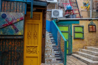 Güzel renkli kapılar ve pencereler Eski Akko