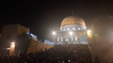 28 Nisan 2022 'de Eski Kudüs' te, Ramazan 'da El Aksa Camii' nde birçok ibadet eden kişi namaz kılıyordu.