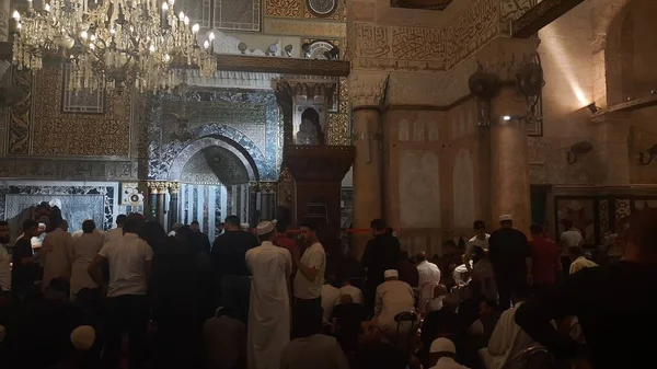 Πολλοί Προσκυνητές Προσεύχονταν Στο Τζαμί Aqsa Κατά Διάρκεια Του Ραμαζανίου — Φωτογραφία Αρχείου