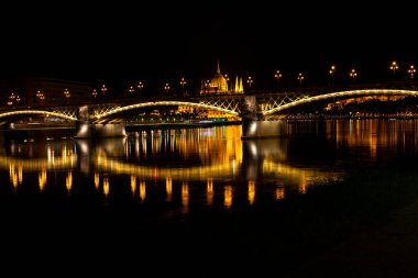 Budapeşte şehri için bir gece manzarası fotoğrafı. Bu şehirdeki en çekici yerleri gösteriyor.