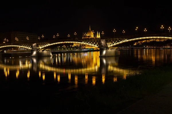 Budapeşte şehri için bir gece manzarası fotoğrafı. Bu şehirdeki en çekici yerleri gösteriyor.