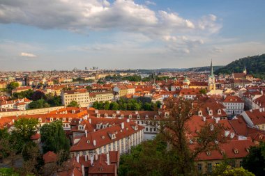 Prag Çek Cumhuriyeti'nin başkenti ve en büyük olduğunu.