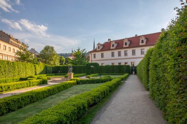 Wallenstein Sarayı Prag 'da, İmparatorluk Başkomutanı Albrecht' in ikamet ettiği bir Barok sarayıdır ve şimdi Çek Cumhuriyeti Senatosu 'na ev sahipliği yapmaktadır..