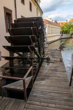 Çek Cumhuriyeti 'nin Prag kentindeki Kampa Adası' ndaki tarihi su değirmeni için bir fotoğraf.