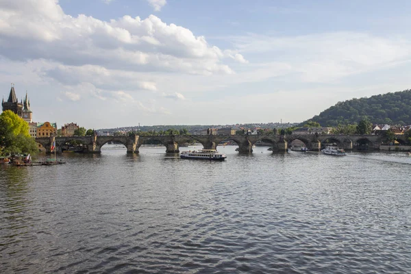 Karlův Most Středověký Kamenný Obloukový Most Který Překračuje Řeku Vltavu — Stock fotografie