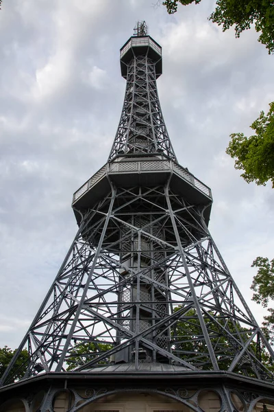ペトリン展望台は 1891年に建てられたプラハのペトリン ヒルにある高さ63 5Mの鉄骨塔です — ストック写真