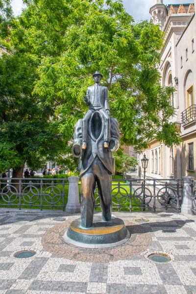 Franz Kafka 'nın ressam Jaroslav Rona tarafından dikilen heykeli Aralık 2003' te Çek Cumhuriyeti 'nin Prag kentindeki Vezenska Caddesi' ne dikildi..