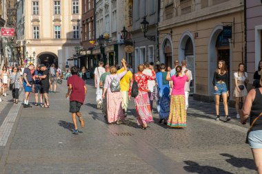 Mutlu insanlar Prag 'daki eski kasaba meydanında yürürken dans ediyorlardı..